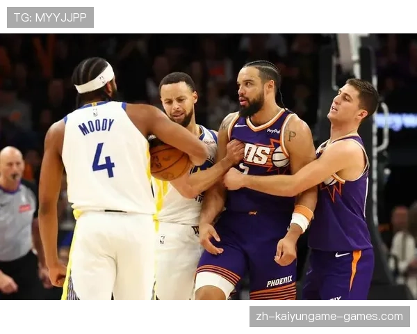 勇士5人上双终结连败！库里28分拒绝太阳逆转 布克空砍38分，勇士队员对库里